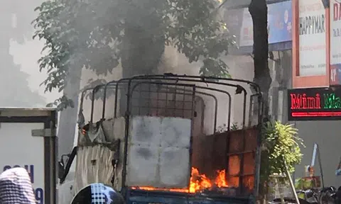 Ô tô chở sơn bất ngờ bốc cháy dữ dội giữa phố khiến nhiều người sợ hãi