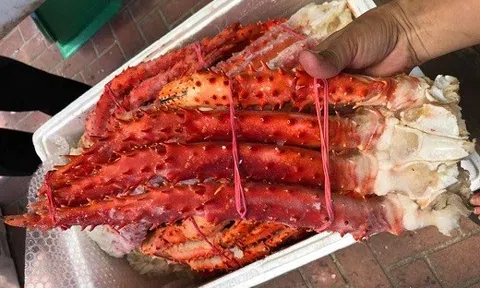 Thị trường tiêu dùng Hà Nội gây sốt với chân cua dài nửa mét giá 4 triệu