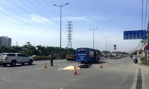 Clip: Va chạm giao thông, một phụ nữ bị xe buýt cán tử vong trên xa lộ Hà Nội