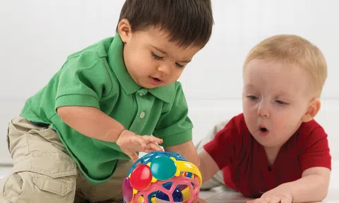 Mẹo giúp mẹ dạy bé cách giữ gìn đồ chơi