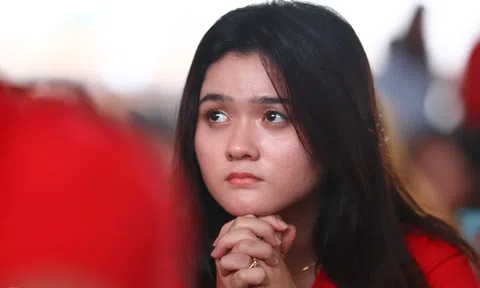 Những nữ cổ động viên xinh đẹp đội mưa cổ vũ Olympic Việt Nam