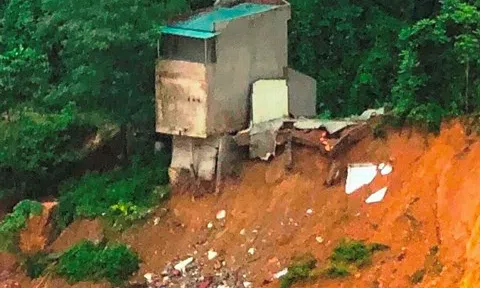 Kinh hoàng: Ngôi nhà 2 tầng đổ sập xuống sông trong tích tắc