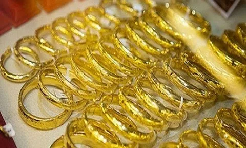 Giá vàng hôm nay 30/8: USD tăng trở lại nhấn chìm vàng