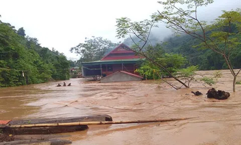 Nghệ An: 12 bản làng đang bị cô lập trong nước lũ