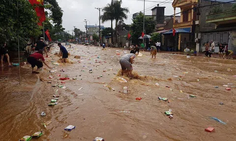 Clip: Bất chấp nguy hiểm, người dân kéo nhau đi vớt hàng hóa bị lũ cuốn của siêu thị