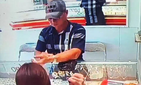 Clip:Tên cướp thử vàng rồi bất ngờ bỏ chạy
