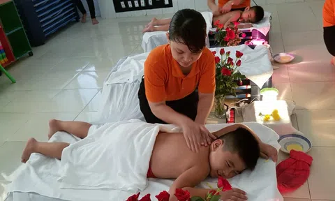 Tranh cãi về dịch vụ mát-xa, đắp mặt cho học sinh mầm non 