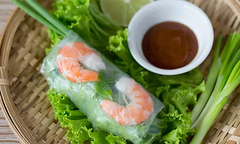 Ngày nghỉ đãi cả nhà món gỏi cuốn tôm ăn hoài không ngán