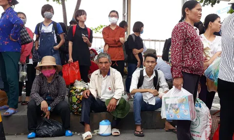 Hà Nội: Dòng người ùn ùn rời thành phố về quê nghỉ lễ 2/9