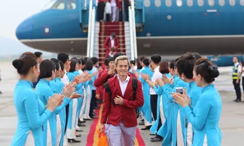 Nhìn lại khoảnh khắc đúng chuẩn nam thần của các cầu thủ Olympic Việt Nam khi về nước