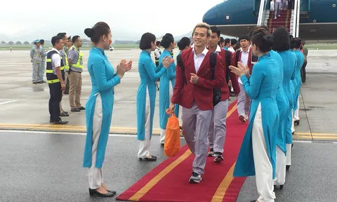 Olympic Việt Nam rạng rỡ tại sân bay Nội Bài trước sự chào đón hân hoan của các CĐV 
