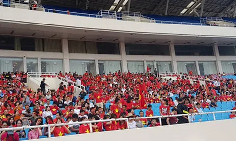 SVĐ Mỹ Đình rợp sắc đỏ đón chào các cầu thủ Olympic Việt Nam