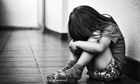 Bắt khẩn cấp thiếu niên 15 tuổi hiếp dâm bé gái 8 tuổi