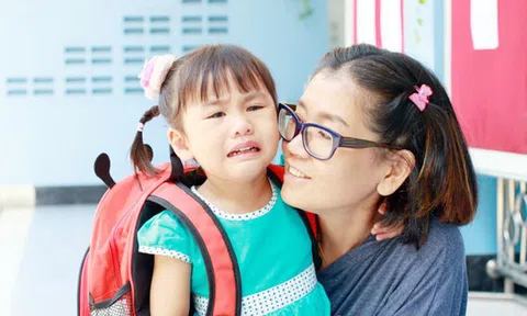 Cách giúp trẻ vượt qua khủng hoảng tâm lý khi ngày đầu đi học