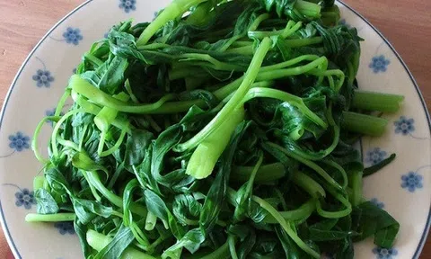 Bật mí bí quyết giúp bà nội trợ luộc rau luôn xanh, giòn ngon
