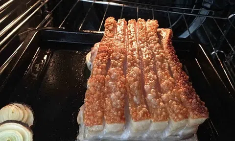 Tuyệt chiêu làm món heo quay giòn ngon mê ly