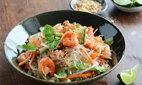 Thưởng thức bún trộm tôm ngon không cưỡng nổi