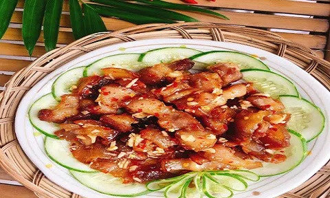 Thưởng thức thịt lợn rang tỏi ớt trong tiết trời thu ngon hết ý