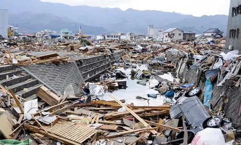 Đang hứng chịu bão, Nhật Bản lại thêm động đất, hàng loạt nhà bị đổ sập