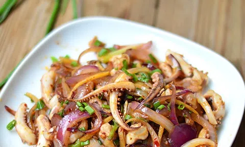 Làm ngay bạch tuộc xào hành tây ngon miệng hấp dẫn