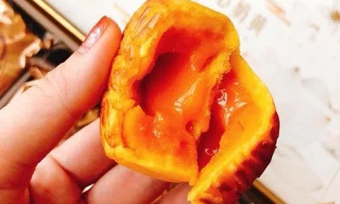 Bánh trung thu VIP Hong Kong: Tràn khắp chợ Việt, trả giá nào cũng bán