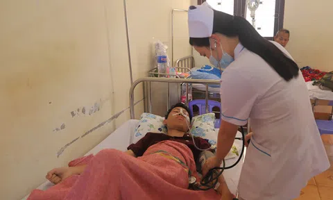 Nam sinh bị bạn đánh hội đồng khiến vỡ gan ngay trong trường học