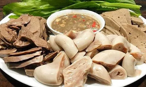 Mẹo hay luộc lòng lợn trắng tinh, hết sạch mùi hôi và chất bẩn
