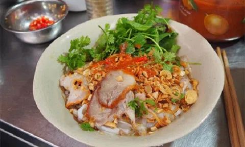 Quán phở tíu đông khách suốt 40 năm nổi tiếng trong ngõ nhỏ ở Hà Nội