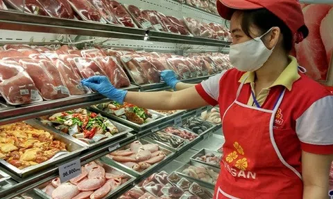 Thịt ngoại nhập giá rẻ, tràn ngập cả... vỉa hè