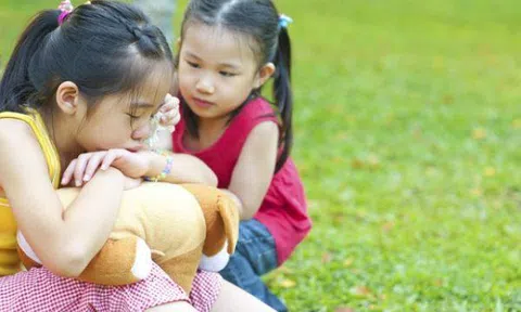 Cách dạy con trẻ biết quan tâm, chia sẻ với người khác từ câu chuyện thực tế