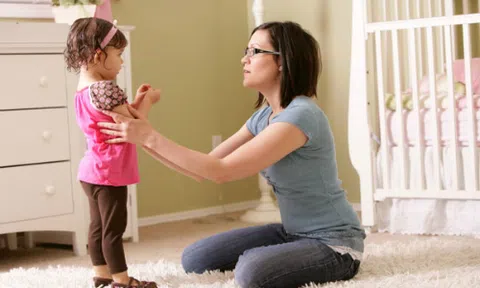 Trẻ dưới 2 tuổi sẽ biết vâng lời nếu mẹ biết nghiêm giọng nhắc nhở thay vì la mắng