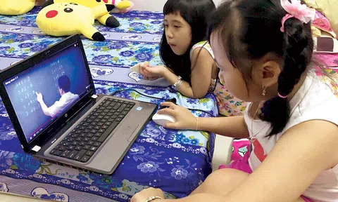 Trẻ sử dụng Internet như \'con dao hai lưỡi\', cha mẹ phải biết cách định hướng