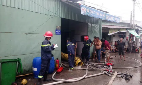 TPHCM: Kho công ty hóa chất cháy dữ dội gần 1 giờ khiến người dân náo loạn