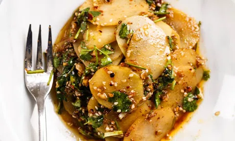 Salad khoai tây mà làm kiểu này đảm bảo cực ngon miệng