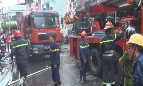 Cháy lớn ở phố Tây Bùi Viện, dân hoảng loạn bỏ chạy, 2 cụ già bị mắc kẹt