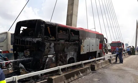 Hải Phòng: Xe khách giường nằm bất ngờ bốc cháy trơ khung khi đi trên cầu