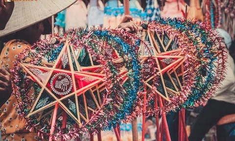 Phố Hàng Mã rực rỡ sắc màu với đồ chơi Trung thu truyền thống