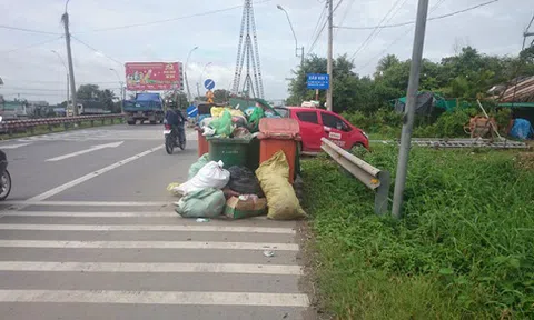 3 công nhân nhập viện vì gom phải rác có chất độc hại