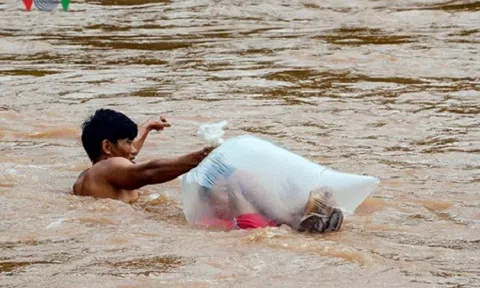 Bộ GTVT đề nghị sớm xây cầu nơi có học sinh chui vào túi nilon đến trường