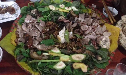 Nhà trai chuẩn bị cỗ cưới toàn thịt chó, cô dâu sốc đòi ly hôn 