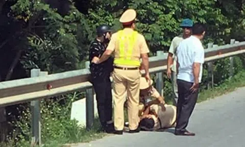 Dừng xe vi phạm, một CSGT bị tông trọng thương