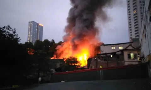 Cháy lớn tại khu vực gần Bệnh viện Nhi Trung ương