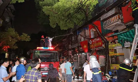 Hiện trường hàng chục ngôi nhà ngay sát bệnh viện Nhi Trung ương bị thiêu rụi