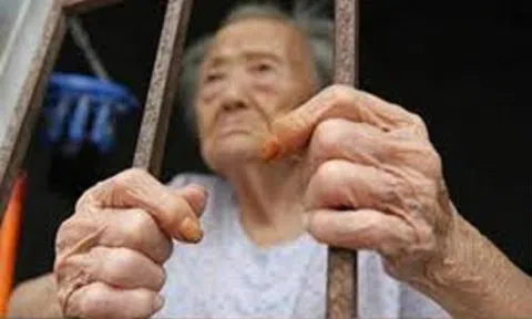 Con cái ngược đãi cha mẹ: Lỗi tại ai?