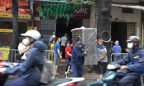 Người dân chạy tán loạn khi xóm trọ đường Đê La Thành bất ngờ bùng cháy lại