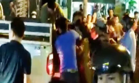 Nam thanh niên chở bạn gái va chạm giao thông bị nhóm côn đồ đánh tử vong