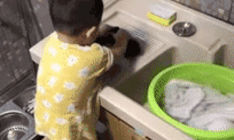 Nhóc tì say sưa giặt quần áo giúp mẹ khiến dân mạng tấm tắc khen