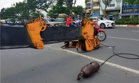 Cần cẩu đổ sập trên đường Phạm Văn Đồng khiến người dân hoảng loạn tháo chạy