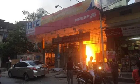 Hà Nội: Cây xăng cũ trên phố Hồng Mai bất ngờ bùng cháy