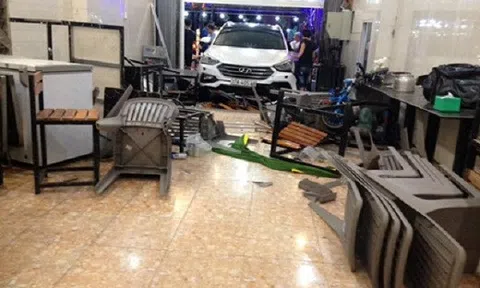 Hà Tĩnh: Ô tô 7 chỗ lao thẳng quán nhậu, 6 người bị thương 